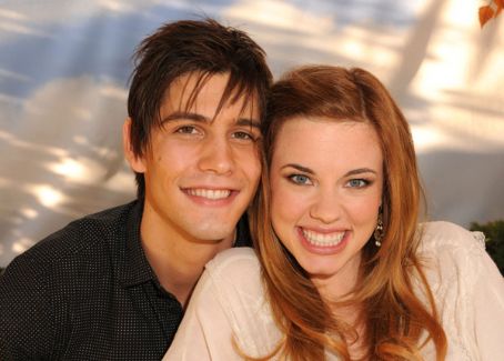 Molly Burnett Height Weight & Body Stats